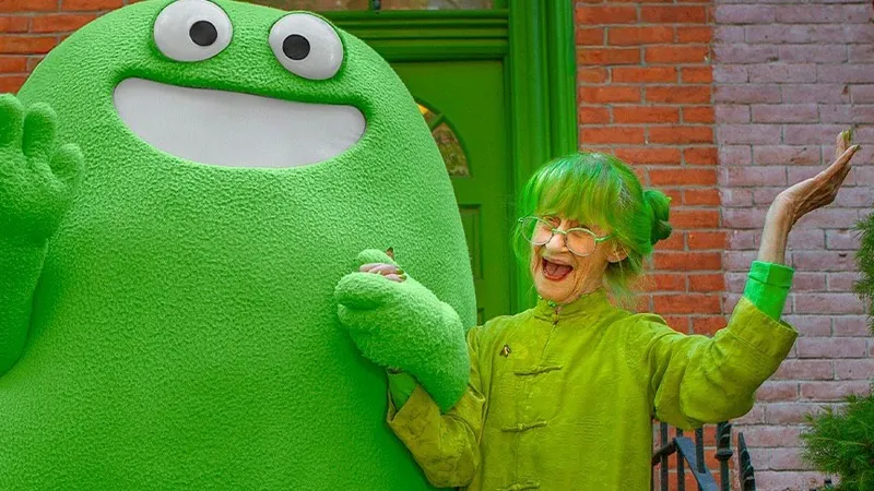 Самая позитивная жительница Нью-Йорка красит волосы в зеленый и носит одежду зеленого цвета