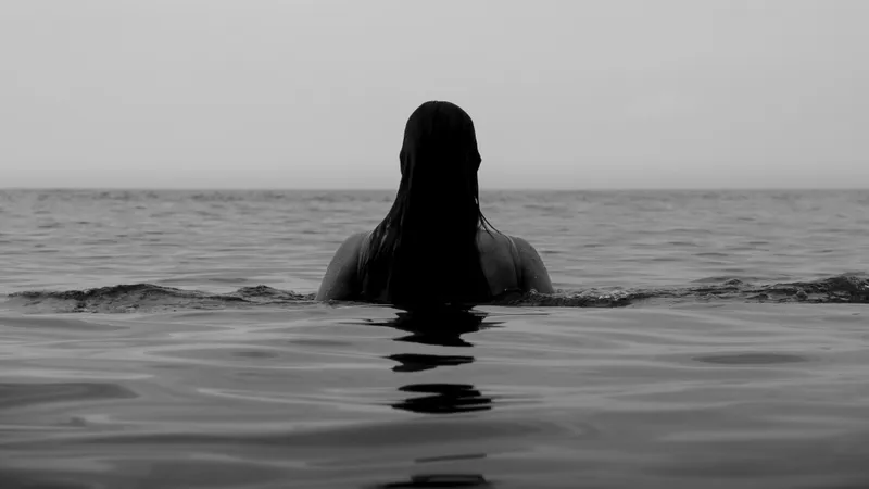 Туристов смыло гигантской волной на популярном острове