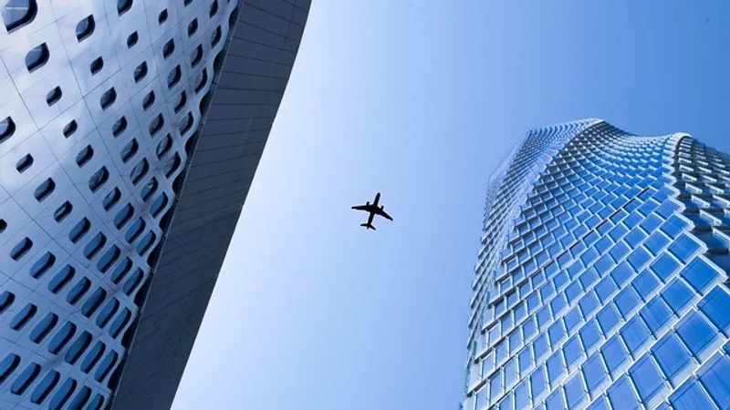 В США пассажир самолета пытался открыть дверь и развернул аварийные трапы в воздухе