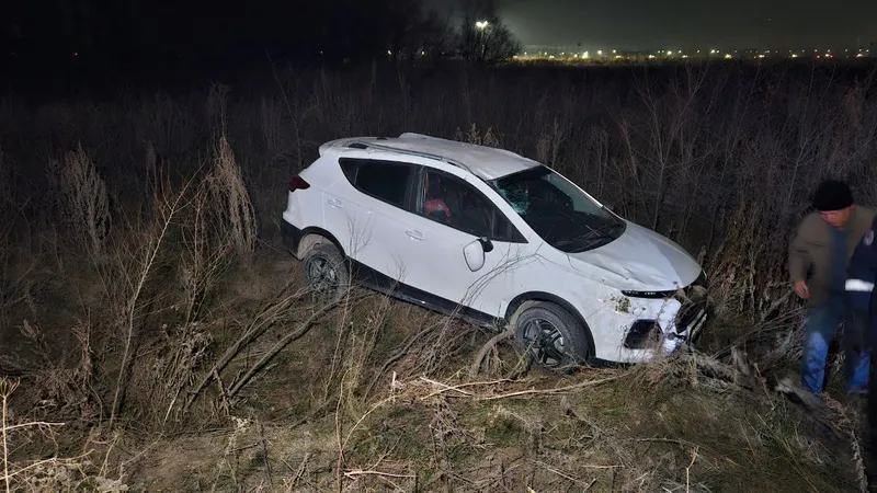 Ночное ДТП у аэропорта Алматы: легковушка перевернулась, уходя от лобового удара