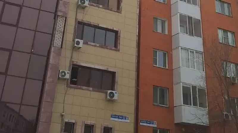 Обрушение облицовки дома на людей в Астане: в Минздраве рассказали о состоянии пострадавших