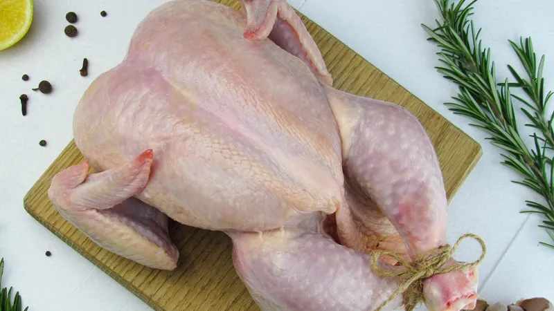 Почему мыть сырую курицу смертельно опасно – ответ ученых