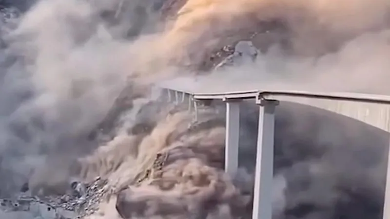 Автомобильный мост в Китае рухнул через несколько месяцев после открытия