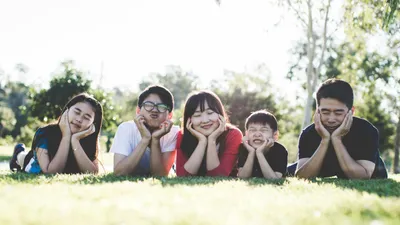 Родители, дети, трава, фото - Новости Zakon.kz от 12.11.2025 07:40