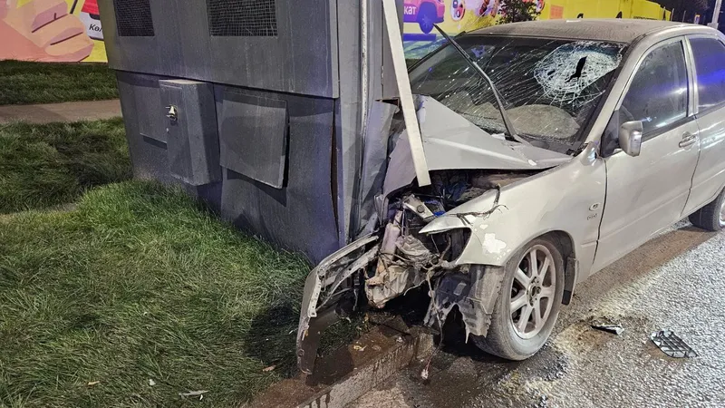 В Алматы на проспекте Аль-Фараби машина вылетела с дороги, водителя нашли мертвым