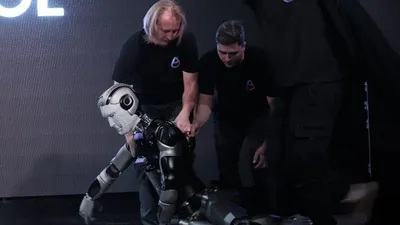 В Москве робот упал на сцене, фото - Новости Zakon.kz от 13.11.2025 03:33