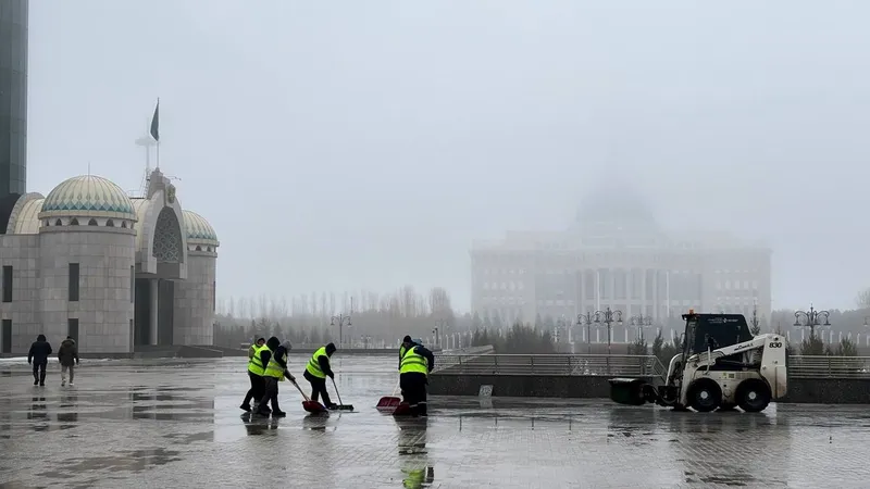 Туман, гололед и лужи: зимний портрет столицы – фоторепортаж