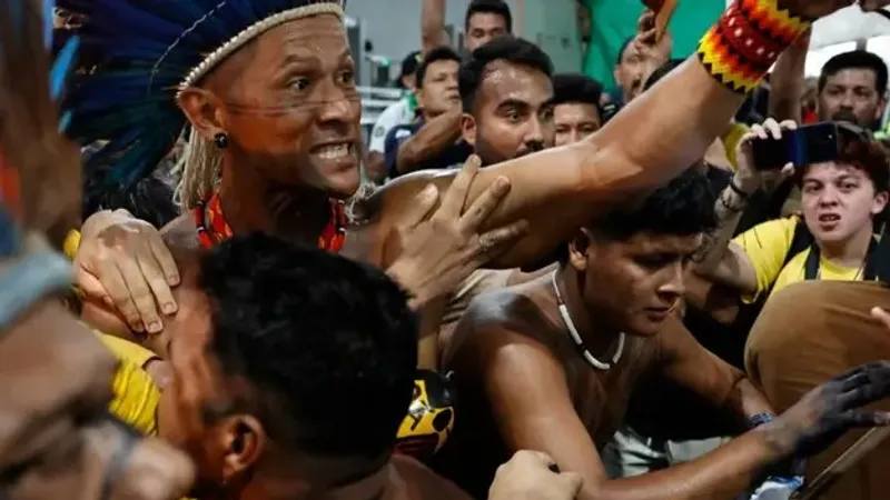 Индейцы ворвались на климатическую конференцию в Бразилии