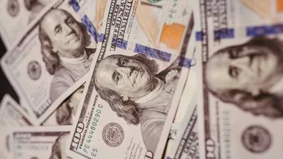 Доллар подешевел на торгах 18 ноября