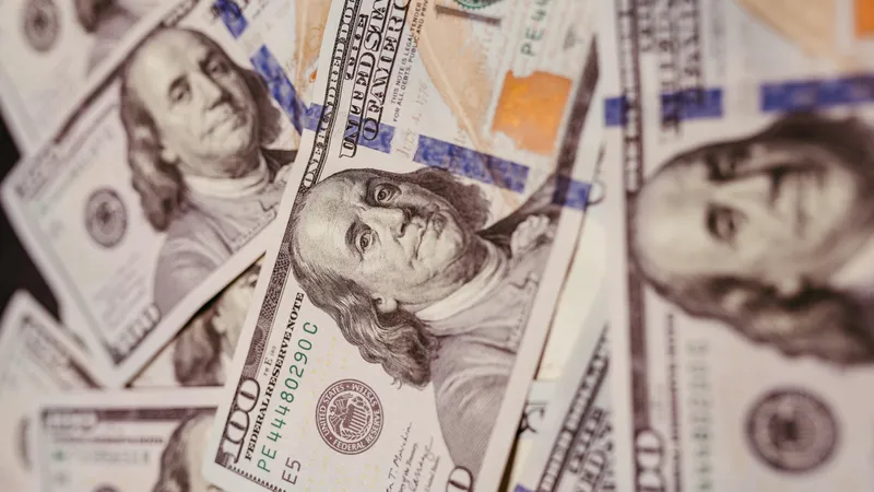 Курс доллара еще понизился на торгах 20 ноября