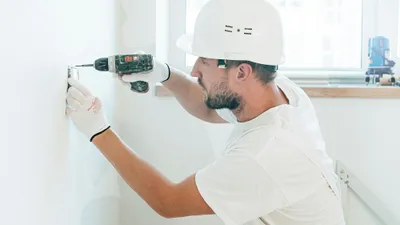 строитель в квартире, фото - Новости Zakon.kz от 13.11.2025 11:51