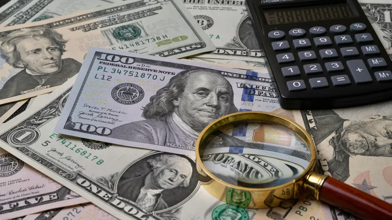 Курс доллара продолжил рост на торгах 11 декабря