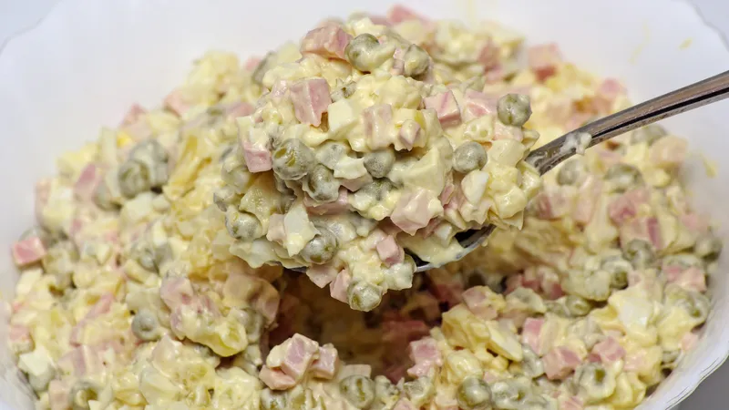 Майонезы – прошлый век: топ полезных заправок для салатов