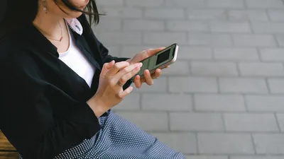 Телефон, телефон в руках, мобильный телефон, сотовый телефон, смартфон, мобильный интернет, мобильная связь, мобильный оператор, мобильные операторы, социальные сети, соцсети, соцсеть, социальная сеть, фото - Новости Zakon.kz от 06.01.2026 12:54