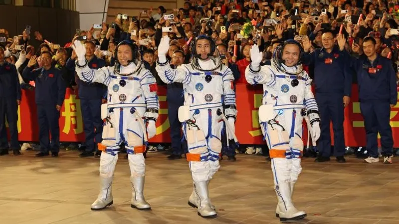 Застрявшие в космосе китайские астронавты вернулись на Землю через полгода