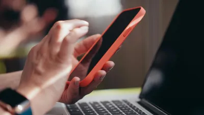 Телефон, телефон в руках, мобильный телефон, сотовый телефон, смартфон, мобильный интернет, мобильная связь, мобильный оператор, мобильные операторы, социальные сети, соцсети, соцсеть, социальная сеть, фото - Новости Zakon.kz от 21.12.2025 05:59