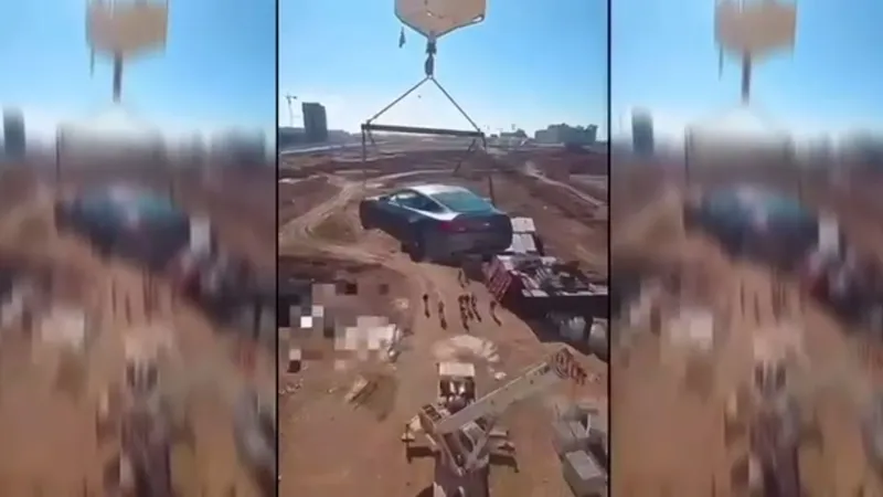 Для чего казахстанец поднял авто на крышу 12-этажки – кадры из Шымкента