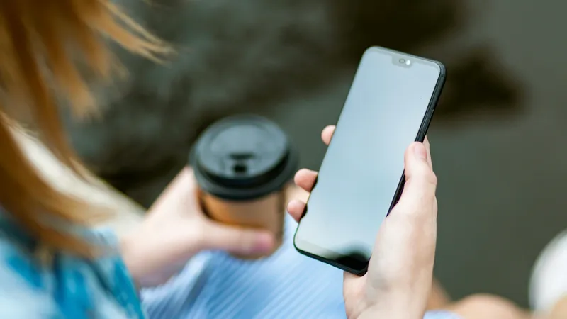 Экстренные уведомления придут не всем казахстанцам: МЧС о проблемах на iPhone, Huawei и Xiaomi