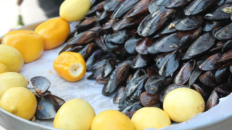 Два ребенка умерли от уличной еды в Стамбуле