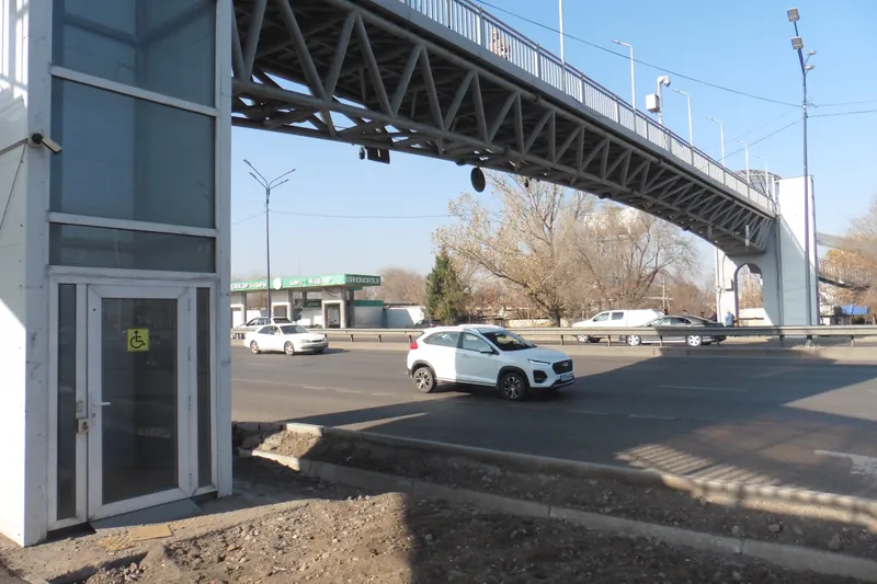 "Нигде не видела работающий лифт" – алматинцы о проблеме надземных пешеходных переходов