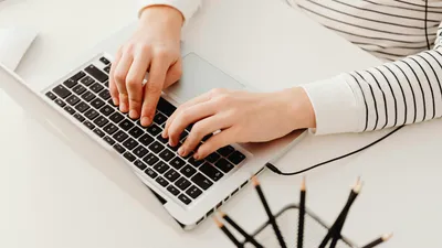 Ноутбук, работа за ноутбуком, дистанционная работа, работа на ноутбуке, удаленная работа, фриланс, цифровые документы, интернет, сеть, цифровизация, сурет - Zakon.kz жаңалық 22.12.2025 13:47