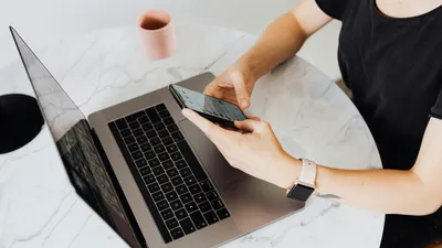 Телефон, телефон в руках, мобильный телефон, сотовый телефон, смартфон, мобильный интернет, мобильная связь, мобильный оператор, мобильные операторы, социальные сети, соцсети, соцсеть, социальная сеть, фото - Новости Zakon.kz от 08.01.2026 10:54