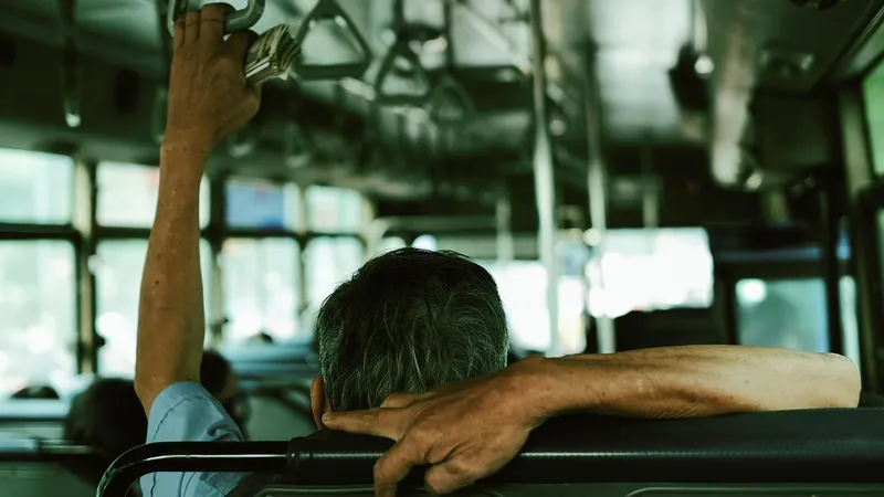 Бездомный в Канаде катал людей на похищенном автобусе и исправно брал за проезд