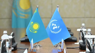 Флаги ООН и Казахстана, флаги ООН и РК, флаги Организации Объединенных Наций и Казахстана , сурет - Zakon.kz жаңалық 19.12.2025 14:19