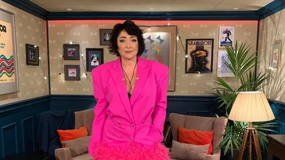 Без макияжа и колбаса вместо торта: Лолита отмечает день рождения