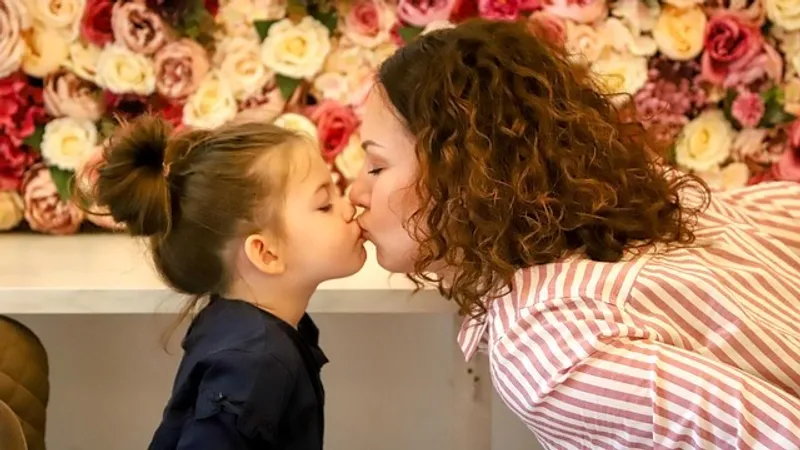 Можно ли родителям целовать детей в губы