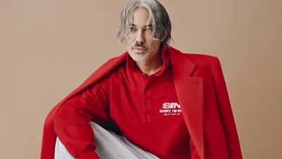 Александр Рогов посоветовал модницам носить сразу две сумочки, фото - Новости Zakon.kz от 15.11.2025 20:40