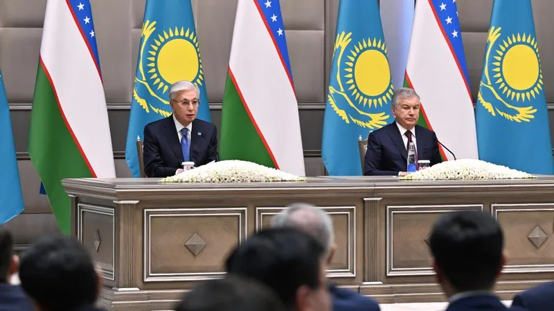 Президенты Казахстана и Узбекистана провели брифинг для представителей СМИ