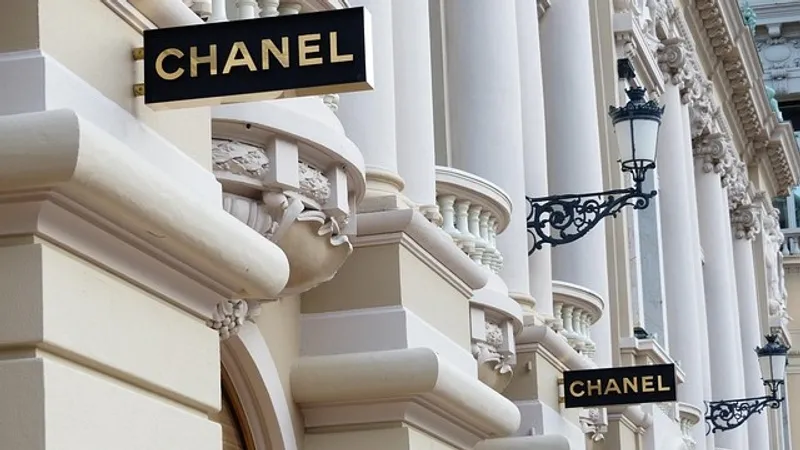 Скутеры и пистолеты: в Париже сорвалась попытка ограбления бутика Chanel