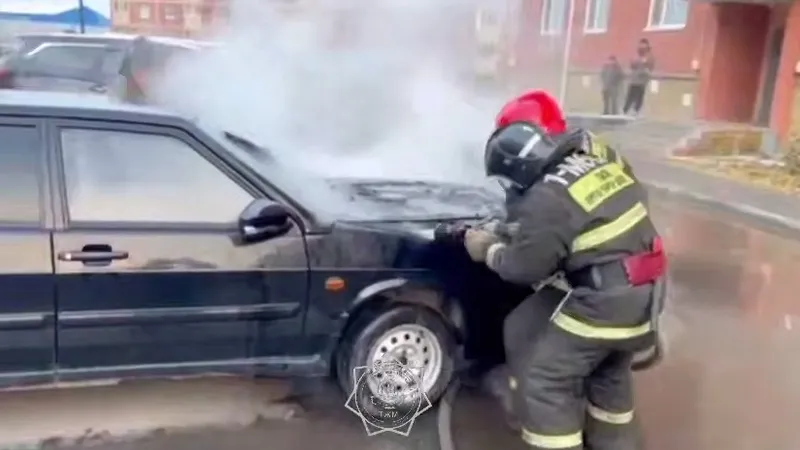 Автомобиль вспыхнул около жилой многоэтажки в Костанае