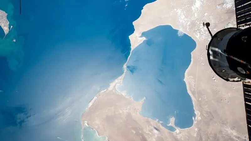 Каспий и его соленая жемчужина: впечатляющие кадры с МКС