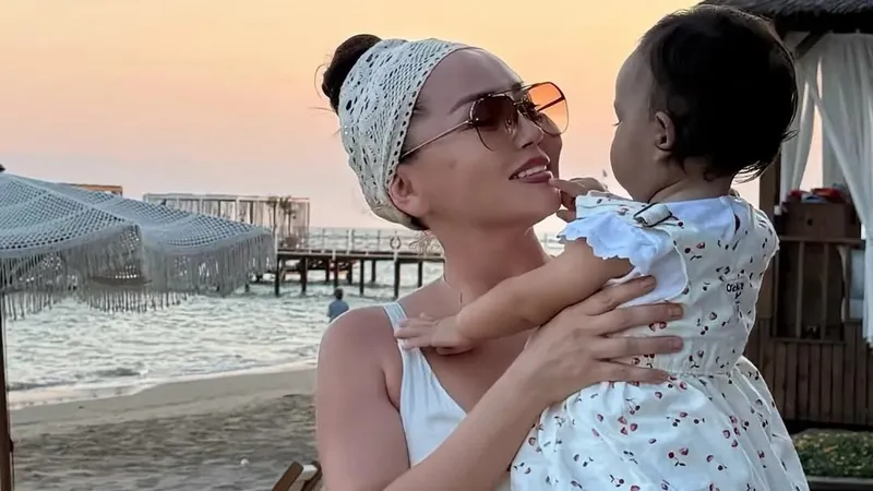 Баян Алагузова и ее маленькие дочери растрогали Казнет