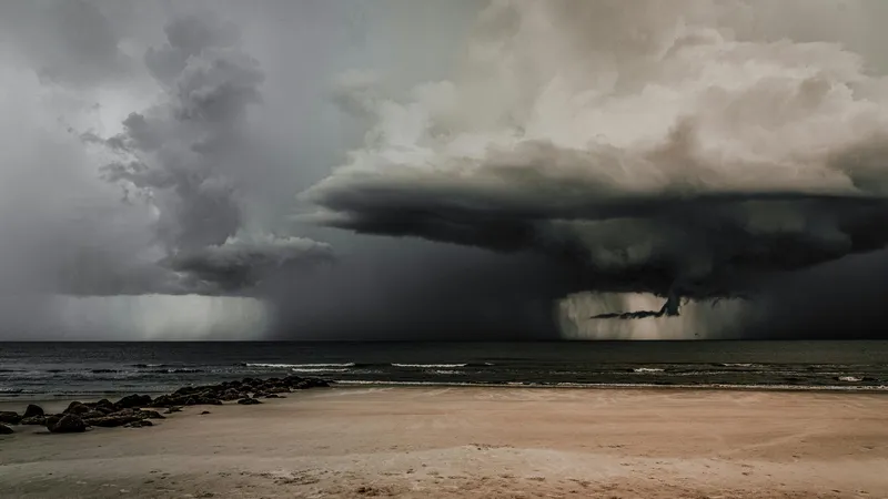 Иран начал "переносить" грозовые облака в засушливые регионы