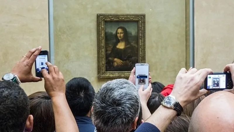 Пранкеры провели охрану Лувра и повесили свою картину возле "Джоконды"