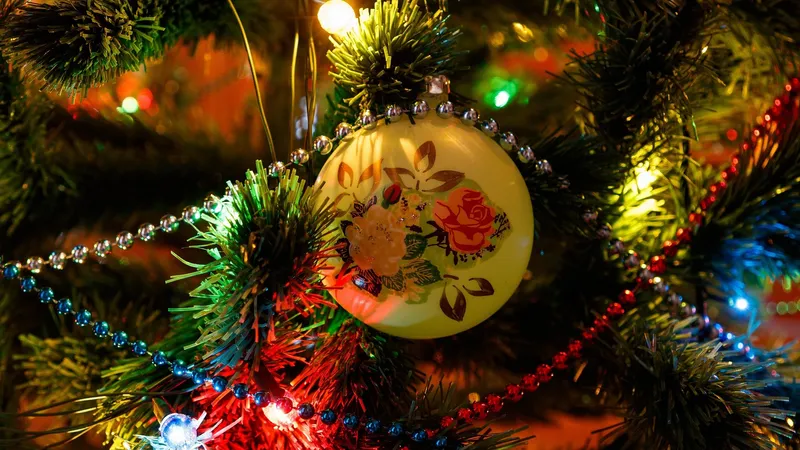 Как нарядить елку в 2026 году: секреты астролога