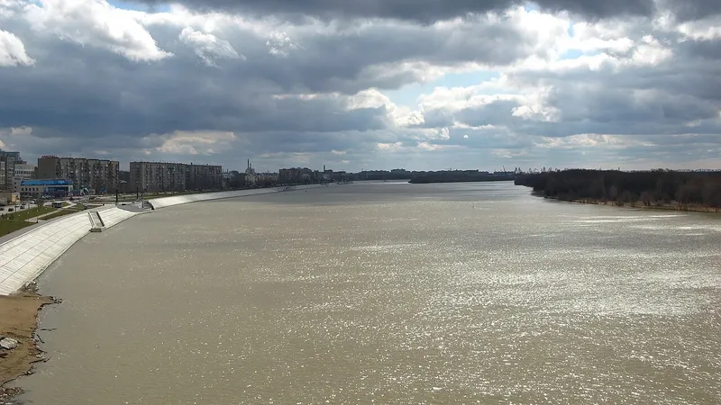 Зловонные стоки протекли в Семее и попали в Иртыш, откуда берут воду Экибастуз и Павлодар