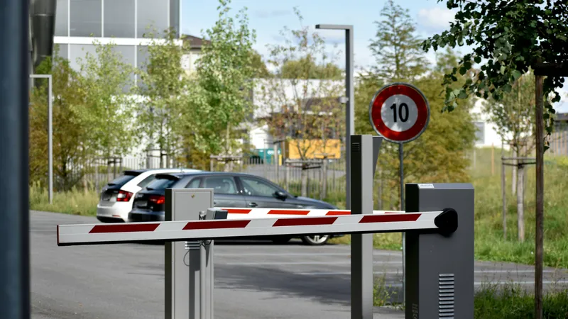 Что делать, если "чужая" машина повредила шлагбаум во дворе многоквартирного дома