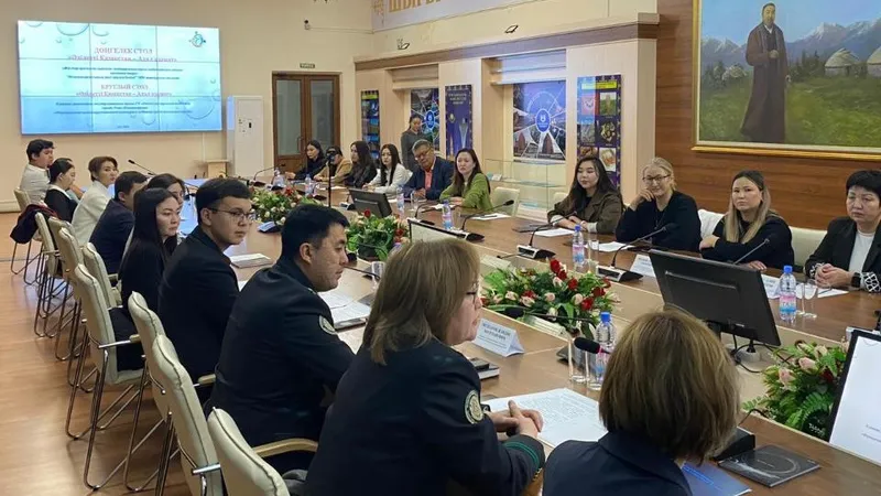 В Усть-Каменогорске госслужащие и полицейские встретились с молодежью