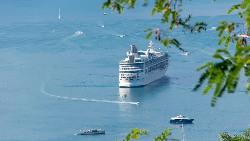 Паром, перевозящий 267 человек, столкнулся со скалами у побережья Южной Кореи