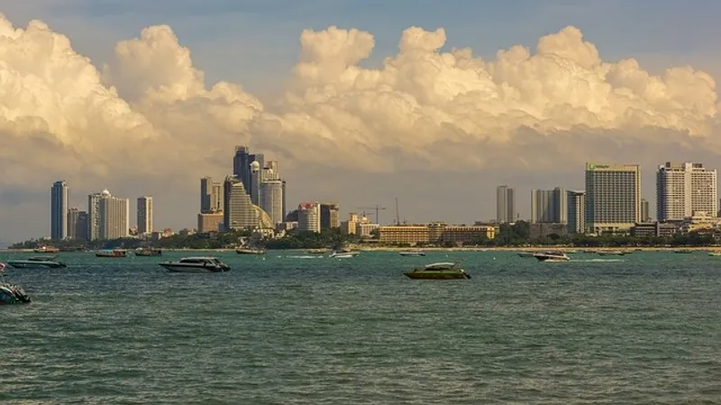 Турист принял наркотики и выпрыгнул с балкона кондоминиума в Таиланде