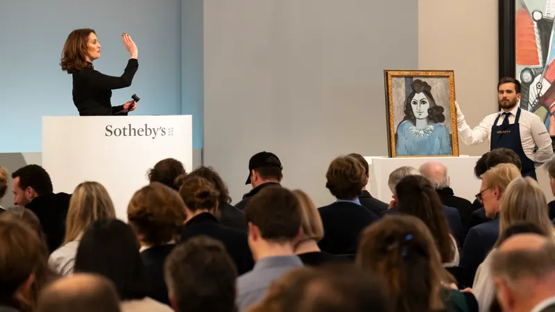 Стал известен покупатель золотого унитаза "Америка"