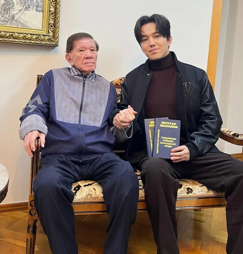 певец Димаш Кудайберген и писатель Мухтар Шаханов, фото - Новости Zakon.kz от 21.11.2025 15:27