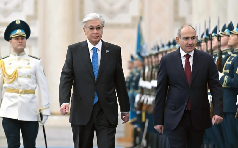 президент Казахстана Касым-Жомарт Токаев и премьер Армении Никол Пашинян, фото - Новости Zakon.kz от 21.11.2025 11:33