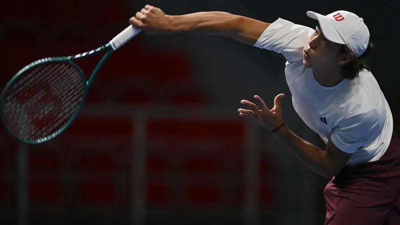 Омарханов выиграл третий матч подряд и пробился в полуфинал ITF Men