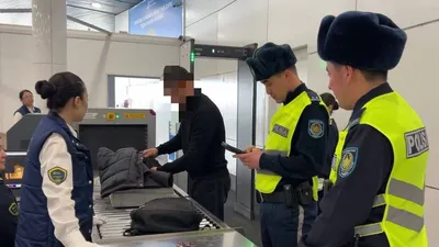 досмотр пассажира в аэропорту, фото - Новости Zakon.kz от 21.11.2025 16:36