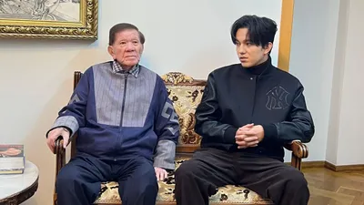 певец Димаш Кудайберген и писатель Мухтар Шаханов, фото - Новости Zakon.kz от 21.11.2025 15:27